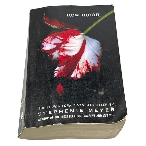 New Moon book 2 of Twilight Saga by Stephenie Meyer paperback copyright READ - Picture 1 of 6